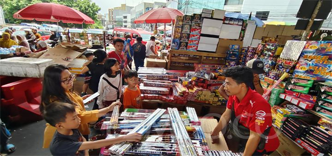 Efek Bermain Kembang Api Bagi Kesehatan Yang Jarang Disadari